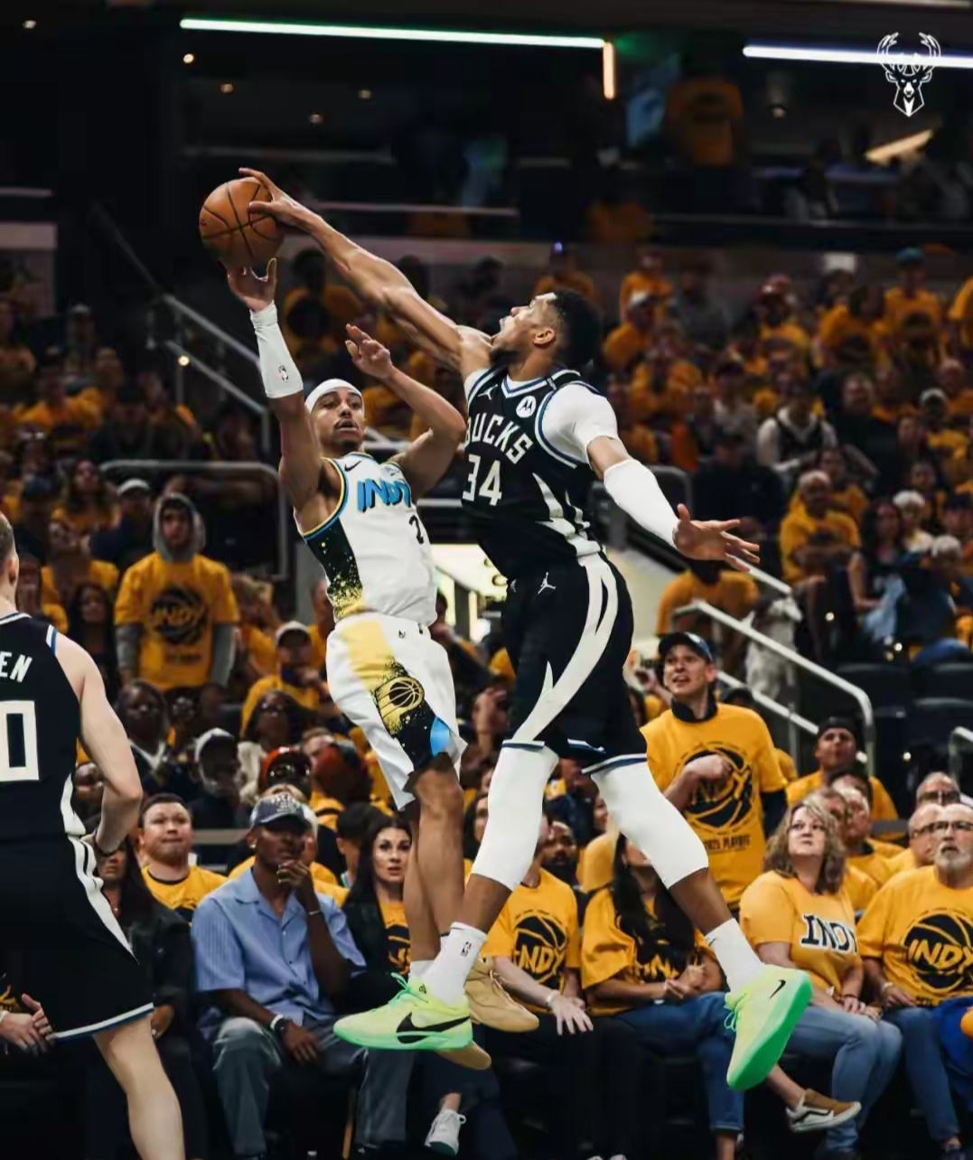 加时末段芝加哥公牛战术微调——NBA季后赛节点到来，赛场秩序良好，年轻球员得到机会